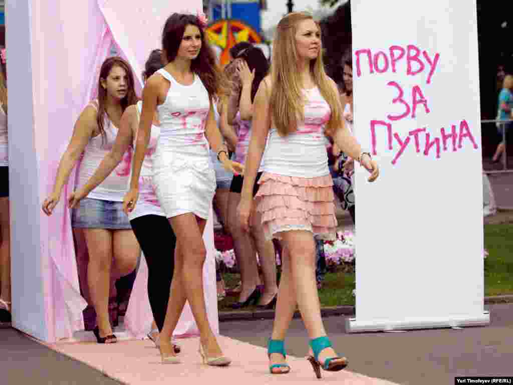 Jurnalistlərin qarşısından keçən qızlar dualar oxuyub, "Putin!" şüalrarı səsləndirib, öpüş göndəriblər.  