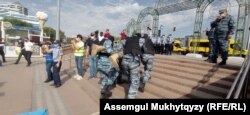 Полиция "Ел тірегі" акциясына келгендерді ұстап жатыр. Нұр-Сұлтан, 7 қыркүйек 2021 жыл.