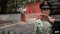 Шинжандагы постто турган полиция кызматкери, Кытай.