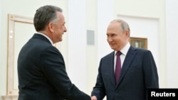 ՌԴ նախագահ Վլադիմիր Պուտին և ԱՄՆ նախագահի հատուկ բանագնաց Սթիվ Ուիթքոֆ, Մոսկվա, 25-ը ապրիլի, 2025թ.