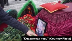 Фотография Флариса Ахметова у его гроба на похоронах