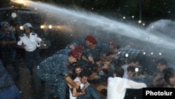 Полицейские применяют насилие в отношении демонстрантов, Ереван, 23 июня 2015 г․