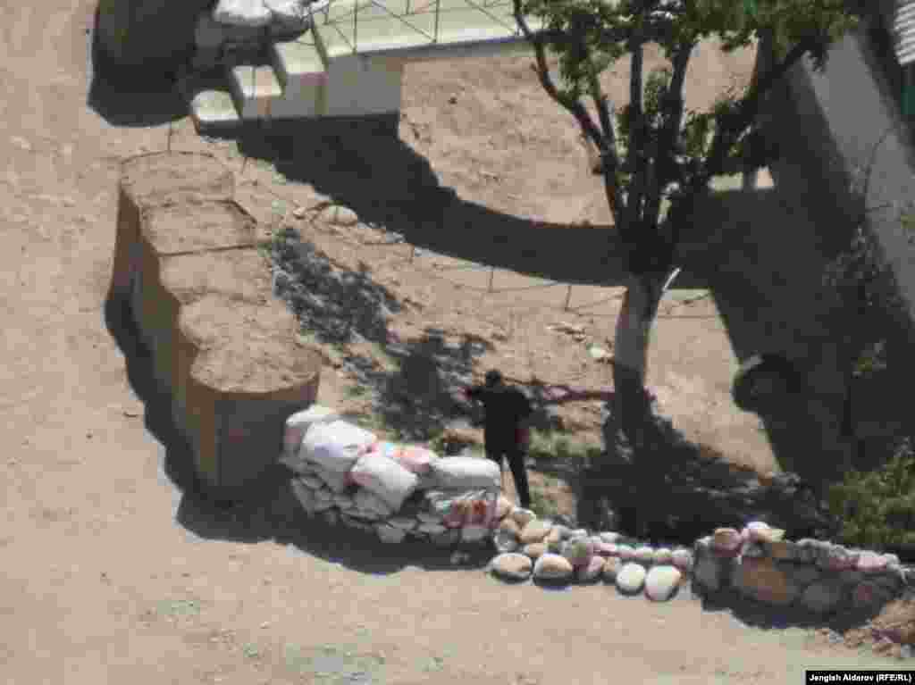 Тажикстандын аскерлери &quot;Головной&quot; суу бөлүштүрүүчү жайында окоп казып, желегин орнотуп алган сүрөт социалдык тармактарга тарады.&nbsp;