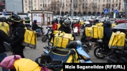 Glovo курьерлеринин нааразылыгы буга чейин Грузияда да болгон