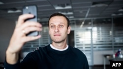 Alekseý Nawalnynyň tussaglykdan çykan pursadynyň yz ýany. Moskwa. 22-nji oktýabr. 