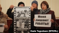 Журналисты оппозиционной газеты "Голос республики" протестуют против суда по делу о закрытии издания.  Алматы, 22 февраля 2013 года.
