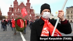 Ռուսաստան - Կոմունիստները Մոսկվայի Կարմիր հրապարակում պատրաստվում են ծաղկեպսակ տեղադրել Լենինի դամբարանին՝ նրա ծննդյան 150-ամյակի առթիվ, 22-ը ապրիլի, 2020թ.