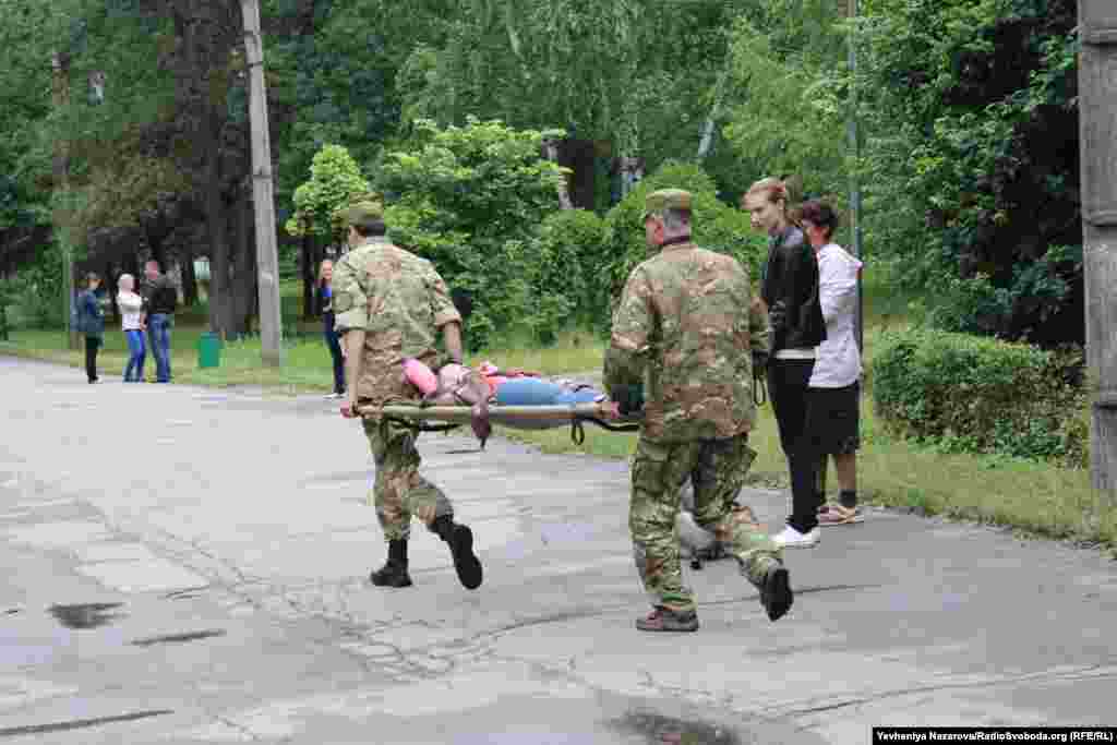 Змагання продовжуються у наданні першої медичної допомоги:&nbsp;транспортування поранених на ношах
