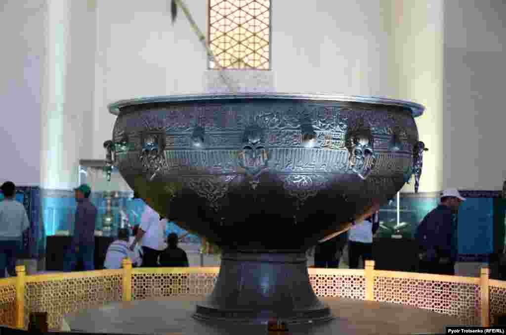 В центре мавзолея установлен двухтонный тайказан, одна из главных достопримечательностей Туркестана. Согласно надписи на казане, он был отлит в 1399 году по приказу Тамерлана в качестве дара мавзолею. С 1934 по 1988 год тайказан был экспонатом Эрмитажа, но потом был возвращен на прежнее место. Туркестан, 21 августа 2018 года.