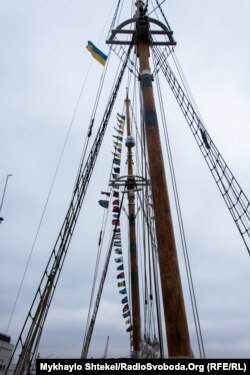 Кожен прапорець – це країна, через яку яхта проходила під час навколосвітньої подорожі. Український означає, що вона зараз стоїть в українському порту