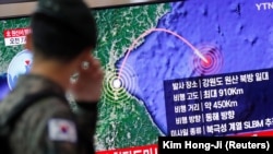 Түштүк кореялык жоокер Пхеньяндын ракета учуруусу тууралуу телепрграмманы көрүп жатат. 2-октябрь, 2019-жыл