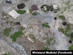 Craterele formate deasupra minelor vechi din Salina Praid - pe aici apa a inundat întreaga salină.