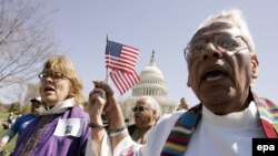 Демократы обеспокоены, что все больше американцев не дотягивают до достойного среднего уровня жизни