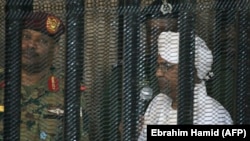 Суданський авторитарний лідер Омар аль-Башир у клітці підсудного під час відкриття суду над ним у справі про корупцію. Хартум, серпень 2019 року