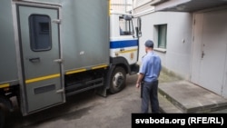 Міліцэйскі канвой каля суда. Ілюстрацыйнае фота