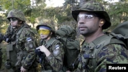 Эстониянын аскерлери машыгуу учурунда. 12-сентябрь, 2015-жыл.