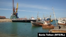 Старые корабли в Баутинской бухте. 3 мая 2013 года.