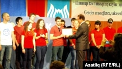 Татарстанның Төркиядәге тулы вәкаләтле вәкиле Радик Гыйматдинов җиңүче таныклыгы тапшыра