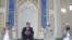 Орталық мешіттегі құлшылық қылушы жәмиғат. Душанбе, 21 қыркүйек 2009 жыл