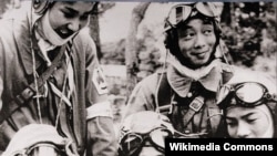 Жапониялык учкуч-камикадзелер биринчи жана акыркы күжүрмөн тапшырмага жөнөр алдында.  1945-жыл 