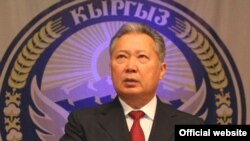 Президент К. Бакиев элге жолдогон куттуктоосунда Баш мыйзам кыргызстандыктардын күнүмдүк турмушунун ажырагыс бөлүгү болуп калды деп белгиледи.