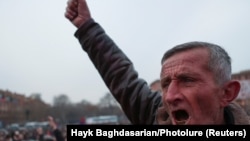 Вірменська опозиція каже, що поки її вимога про нові вибори не буде виконана – акції біля парламенту у Єревані будуть безстроковими