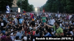 Тисячі людей протестують проти підвищення тарифів на електроенергію. Єреван, 24 червня 2015 року