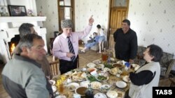 В Абхазии, к счастью, религиозного противостояния нет и не будет. Наверное, потому, в частности, что у абхазов и православные, и мусульмане умудряются совмещать это со следованиям обрядам традиционной абхазской религии