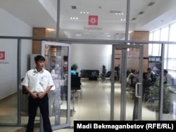 В отделении "Альянс банка" в Алматы. 19 августа 2014 года.