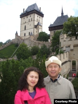 Токо кызы Асел менен Карлштейнде. Чехия. 2009-жылдын июлу.