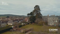 Навчальний заклад знаходиться у містечку Шерборн графства Дорсет за 200 кілометрів від Лондона