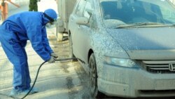 Чек арадан өтүп бараткан автоунааны дезинфекциялоо иши.