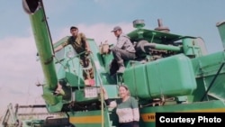 Жамила Тойчубекова иниси жана уулу менен.