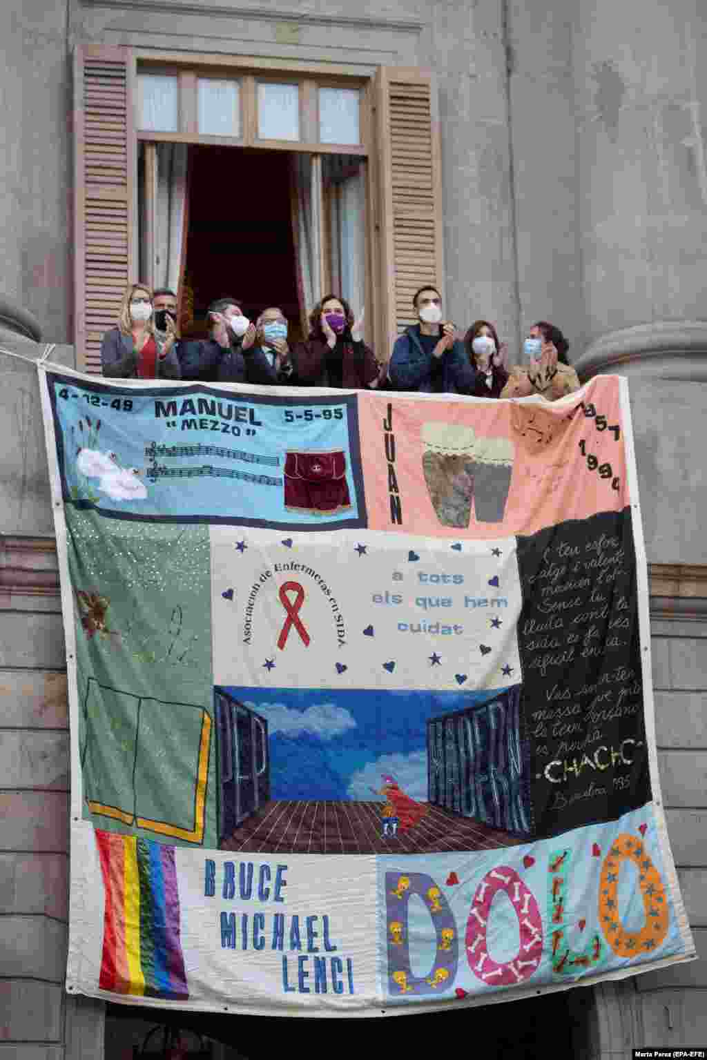 Мер Барселони Ада Колау (третя зліва) та деякі інші представники місцевої влади розмістили банер із іменами жертв СНІДу з нагоди Всесвітнього дня боротьби зі СНІДом. Барселона, Іспанія, 1 грудня 2020 року