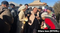 Мұхамедиярдың жаназасына жиналған жұрт. Түркістан облысы Қазығұрт ауданы Жаңабазар ауылы. 9 қараша, 2024 жыл.