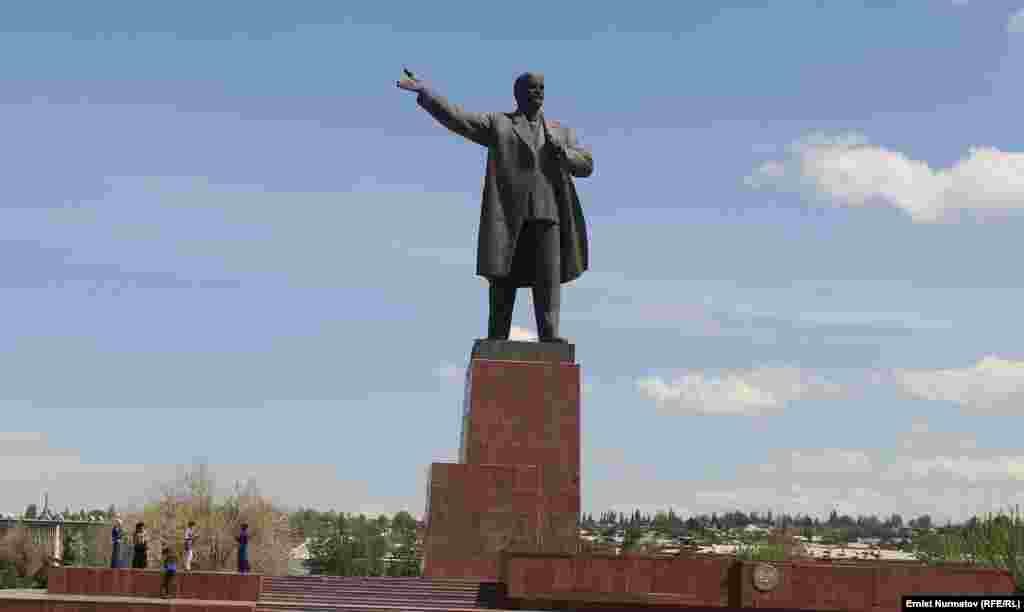 Ош. Эстеликтин бийиктиги 25 метр.