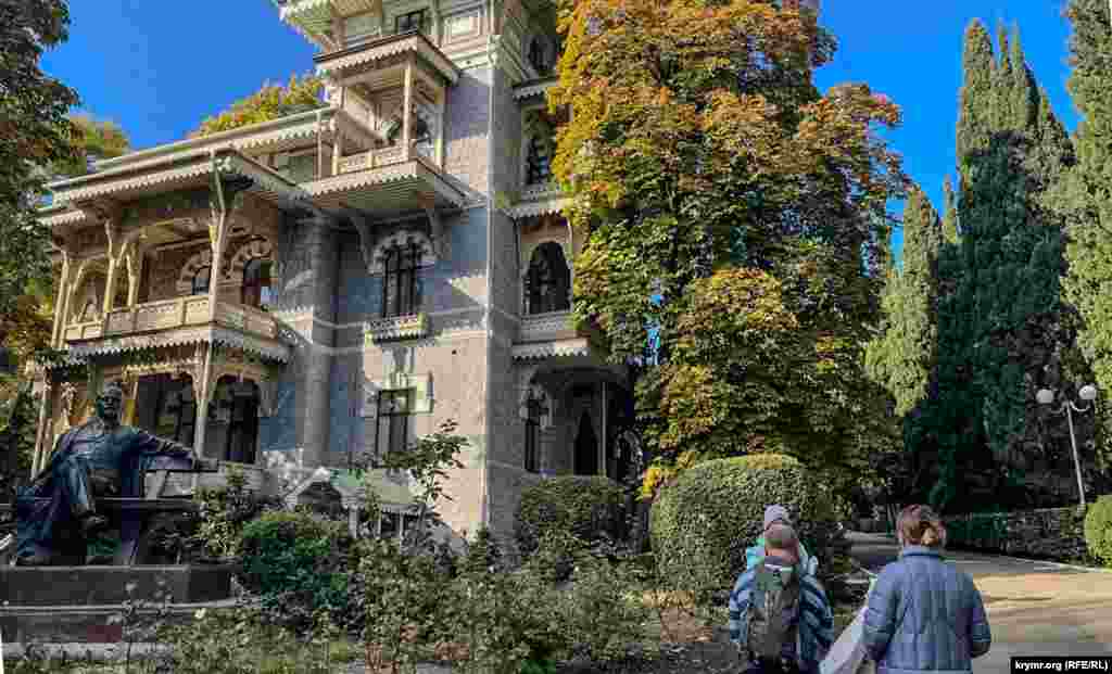 Şifahaneniñ eski binalarından birinde mermer skemlede alâ daa Lenin &laquo;raatlana&raquo;. &laquo;Dünya proletariatınıñ yolbaşçısı&raquo; Qırımğa bir vaqıt kelmegen edi