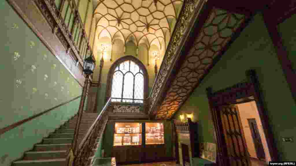 Дачу-палац у 1915 році побудував молодший син тютюнового фабриканта, караїма за національністю Веніаміна Стамболі Йосип. Це був весільний подарунок Йосипа своїй нареченій, одеській караїмці Рахіль Бобович. Подарунок обійшовся майбутньому чоловікові в дуже велику на ті часи суму &ndash; 1 мільйон 100 тисяч рублів. &nbsp; Як виглядає палац зі столітньою історією в наші дні, зафіксував кореспондент Крим.Реалії.