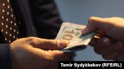 “Коррупцияны кабылдоо индекси-2017” деп аталган баяндамада мурдагы жылдарга караганда Кыргызстандын көрсөткүчү бир баскычка жакшырган. 