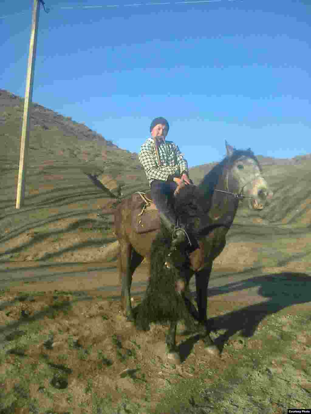 Саяпкер. Ат багуу&nbsp;- биздин кесип. Айылда жумуш жоктугуна байланыштуу&nbsp;биз ат багып, анын үзүрүн көрөбүз. Ала-Бука районунун Ак-Башат айылынан Индус, 21 жашта.