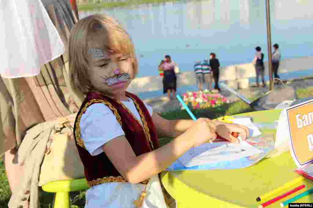 Печән базарында рәсем ясаучы бала