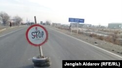 Кыргыз-өзбек чегине жакын Баткендин Жаш-Тилек айылына кире бериш жер. 24-январь, 2013.  