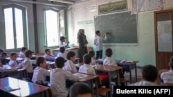 شماری از دانش‌آموزان و خانواده‌هایشان با آن‌که تغییر نصاب درسی را ضروری می‌دانند، اما می‌افزایند که این تغییرات نباید به معنی ترویج افراطیت باشد.