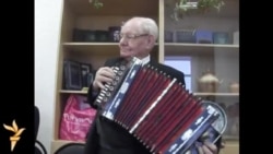 Академик Мирфатыйх Зәкиев гармунда уйный
