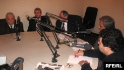 Сӯҳбати мизи гирди намояндагони аҳзоби сиёсӣ дар дафтари Радиои Озодӣ. Акс аз хазина