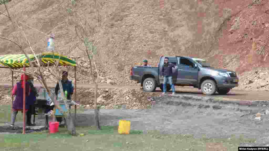 Бир күндө жакшы болгондо 50 литрге чейин, аз болгондо 5-10 литр кымыз сатылат.