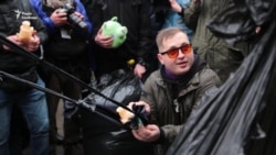 Адміністрацію президента закидали свинями – відео