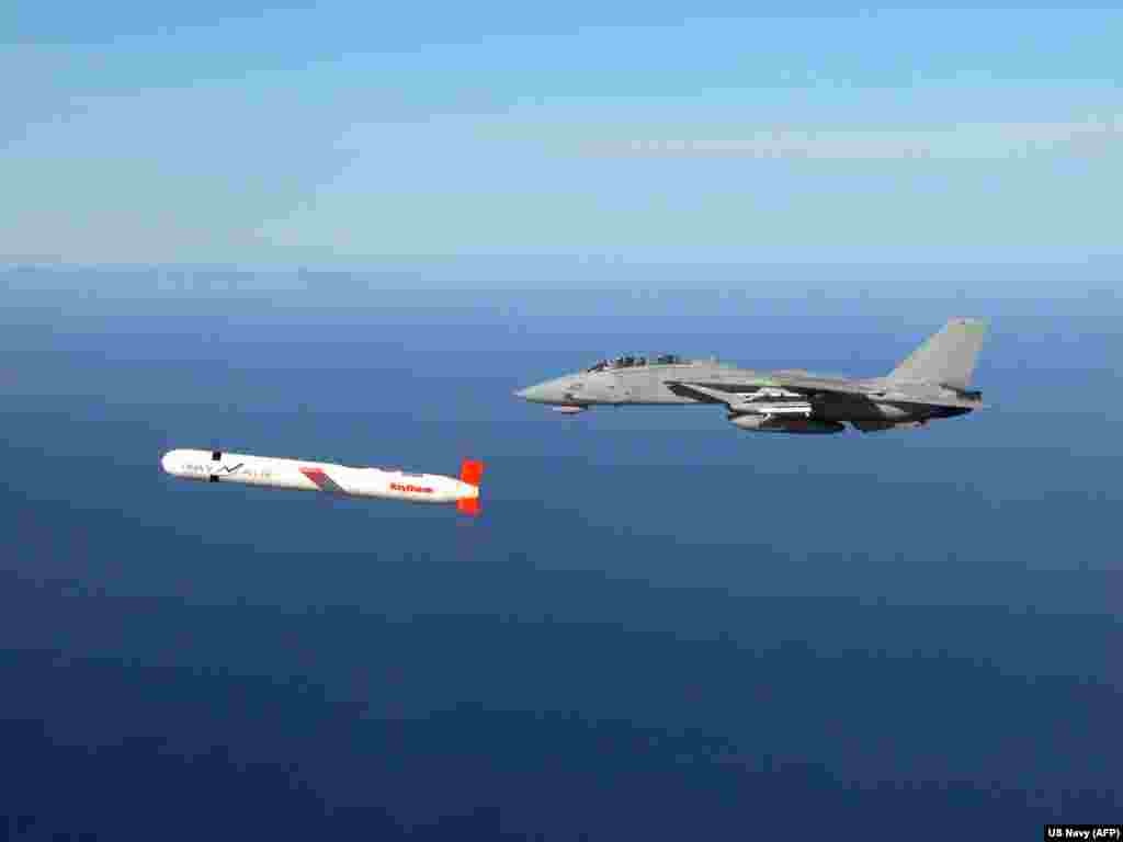 «Томагавк» летит рядом с F-14 ВМС США над южной Калифорнией, 2002 год. Киев неоднократно просил у США о доступе к американским ракетам большой дальности. В 2024 году президент Украины Владимир Зеленский уже намекал, что просил у Соединенных Штатов «Томагавки». По сообщениям, тогдашний глава Белого дома Джо Байден назвал этот запрос «совершенно невыполнимым»