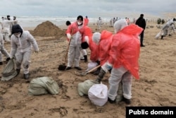 Волонтери збирають мазут після аварії двох російських танкерів у Керченській протоці. Росія, Краснодарський край, 23 грудня 2024 року