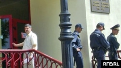 Леанід Сьвецік перад уваходам у суд